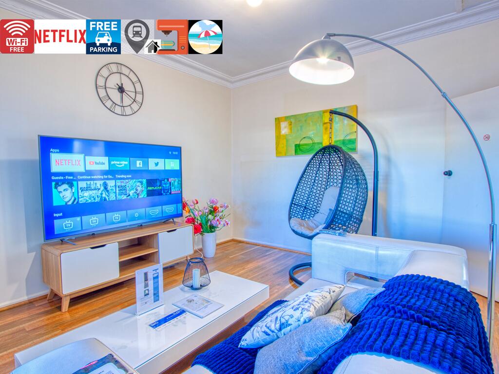 Wollongong Station Holiday House With Wi-Fi,75 Inch TV, Netflix,Parking,Beach - thumb 0
