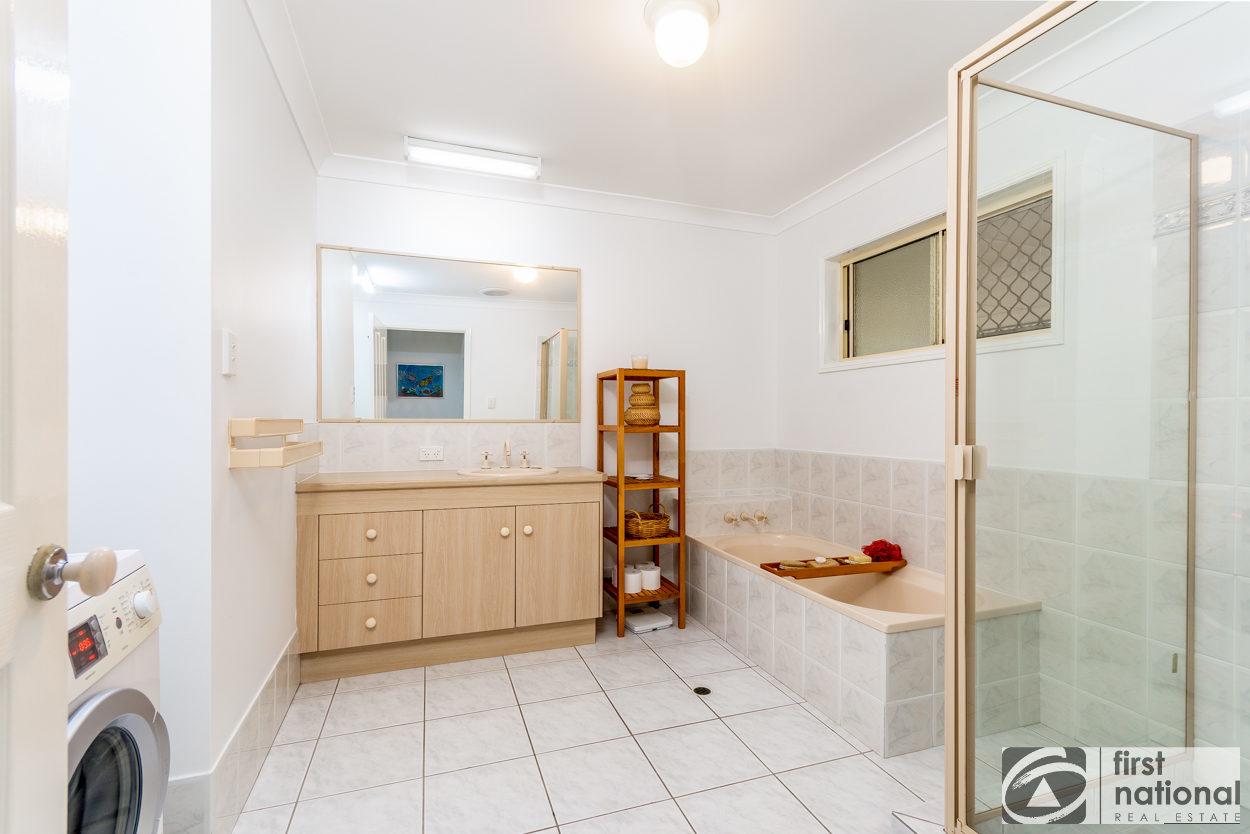 Immaculate Spacious Second Floor Unit Overlooking Pristine Parklands - Accommodation ACT 1