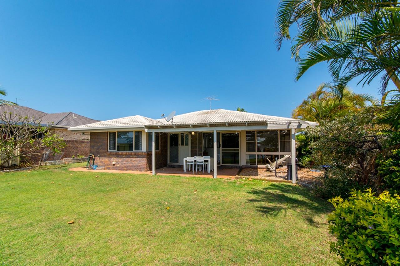 Lowset Home On The Canal - Dolphin Dr, Bongaree - thumb 3