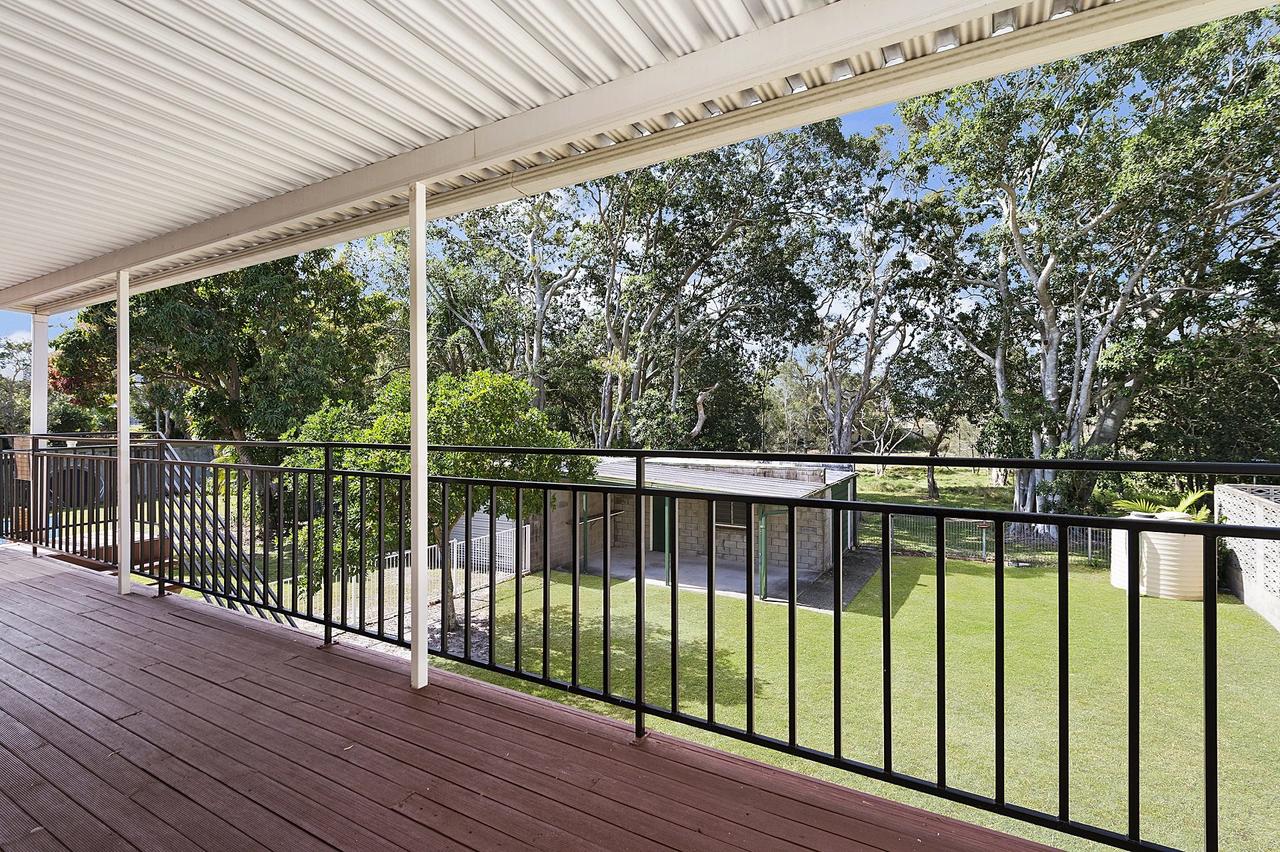 Waterfront Retreat With Room For A Boat - Welsby Pde, Bongaree - thumb 2