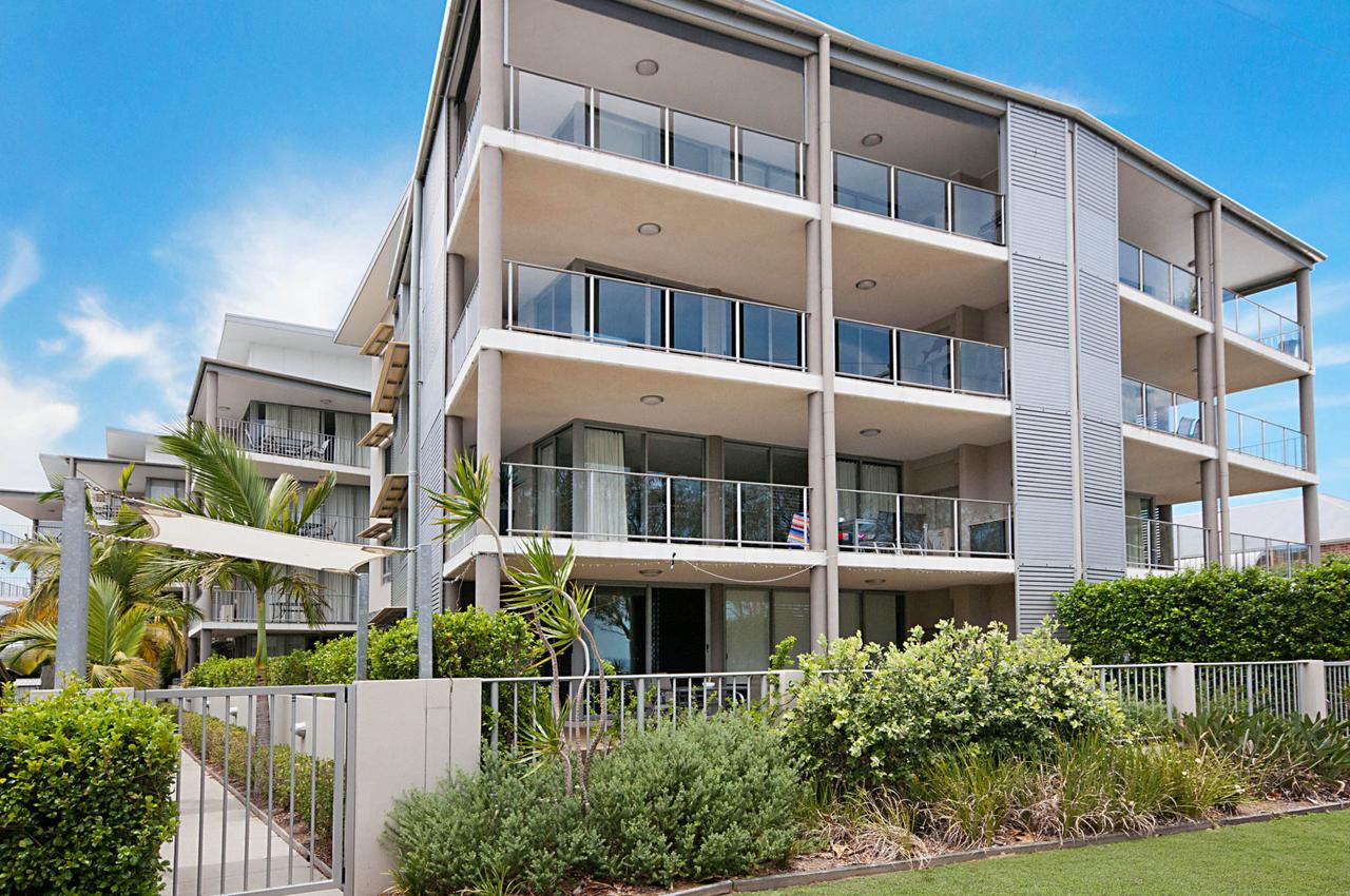 Spectacular Unit Overlooking Pumicestone Passage - Welsby Pde, Bongaree - thumb 0