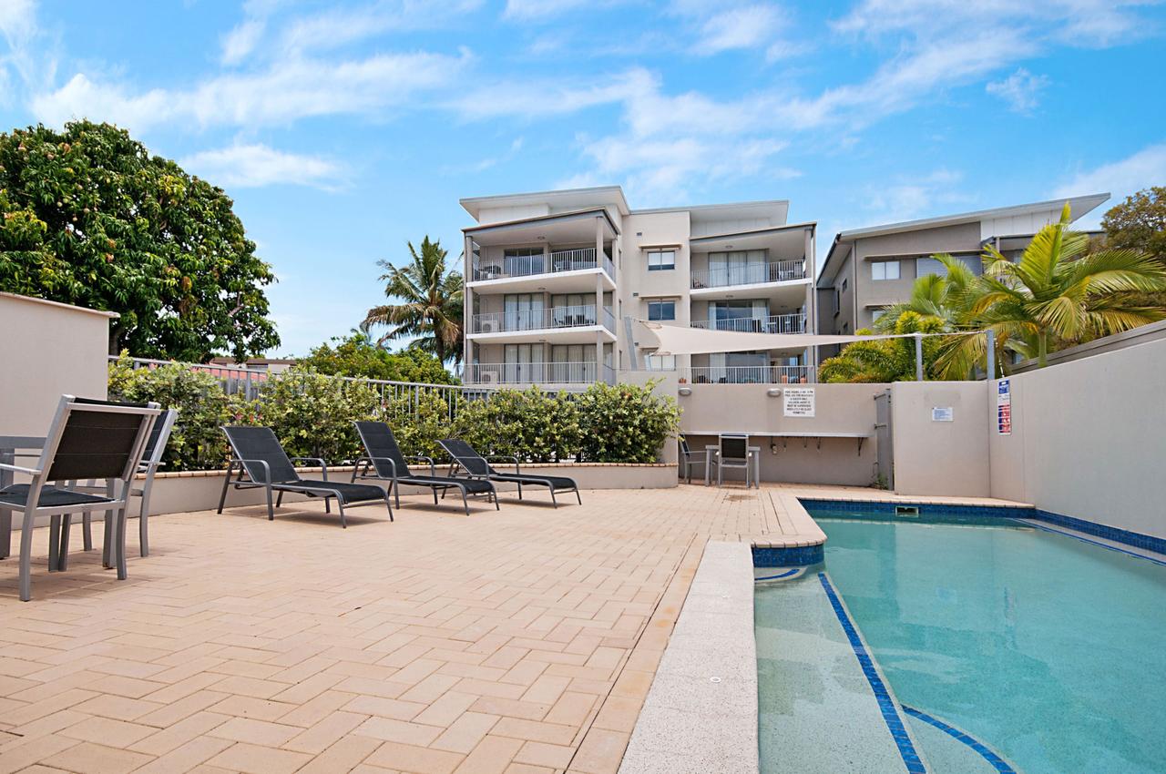 Spectacular Unit Overlooking Pumicestone Passage - Welsby Pde, Bongaree - thumb 5
