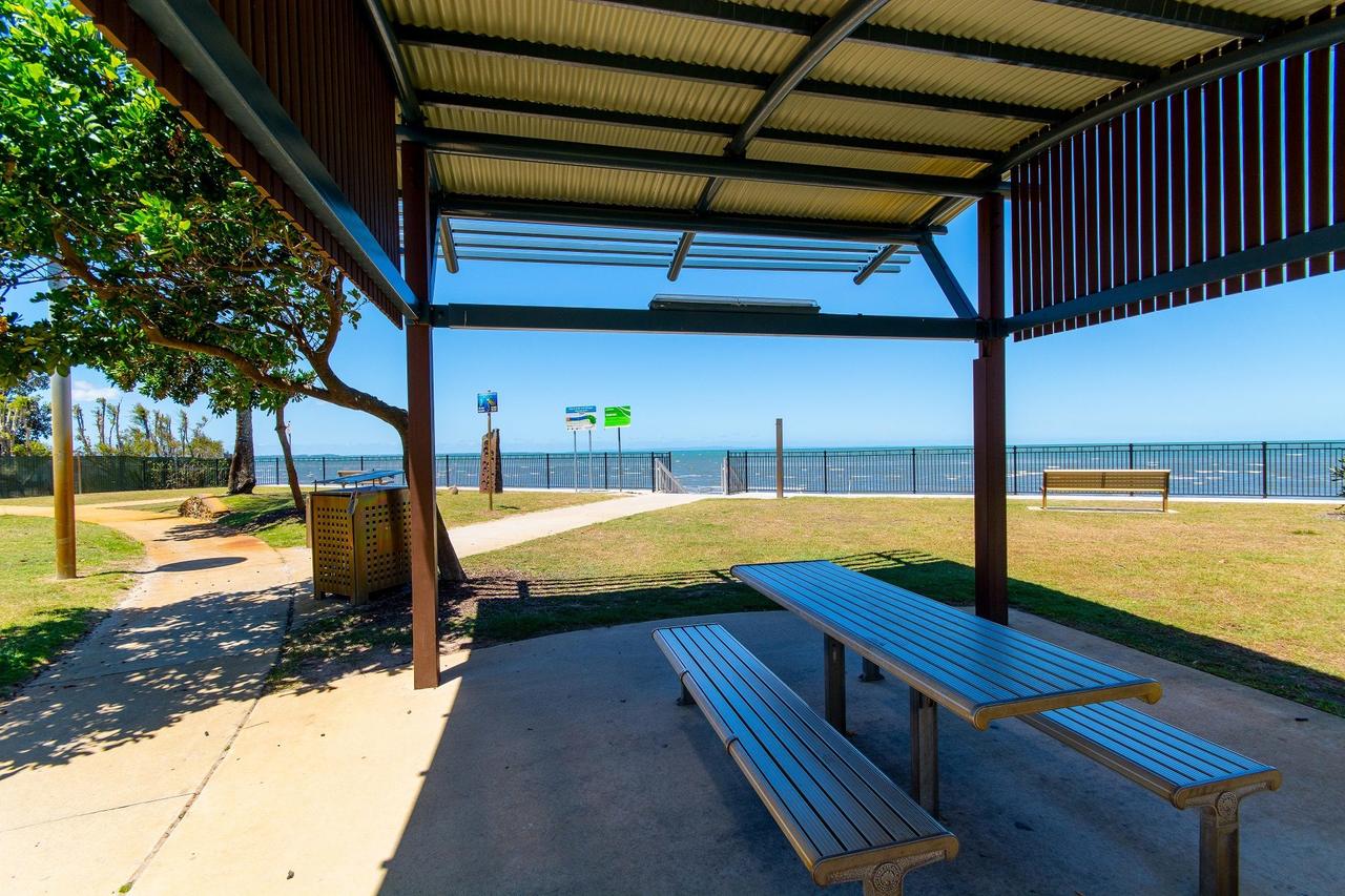 Spectacular Unit Overlooking Pumicestone Passage - Welsby Pde, Bongaree - thumb 1