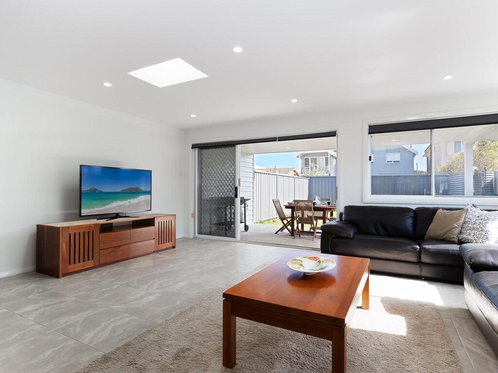 'Birubi Breezes', 2/7 Fitzroy St - Large Duplex With Air Conditioning, WIFI & Only 5 Minute Walk To The Beach - thumb 1