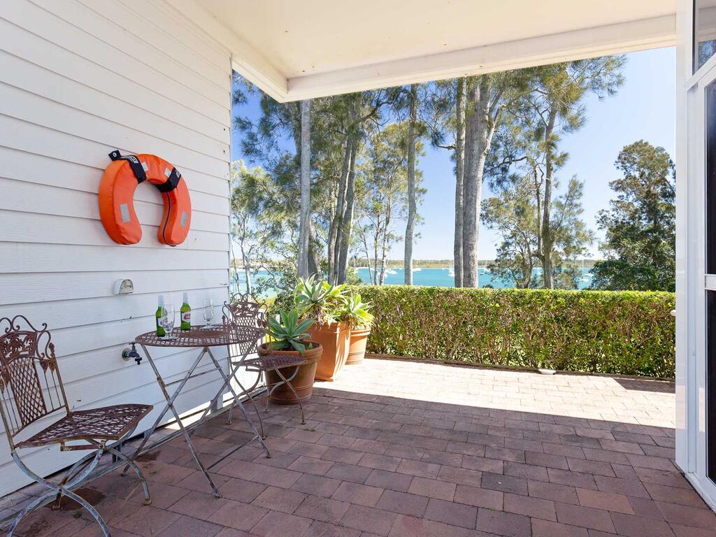 'Corlette Waterfront', 2/44 Danalene Parade - Waterfront Luxury, WIFI, Aircon, Boat Parking - thumb 3