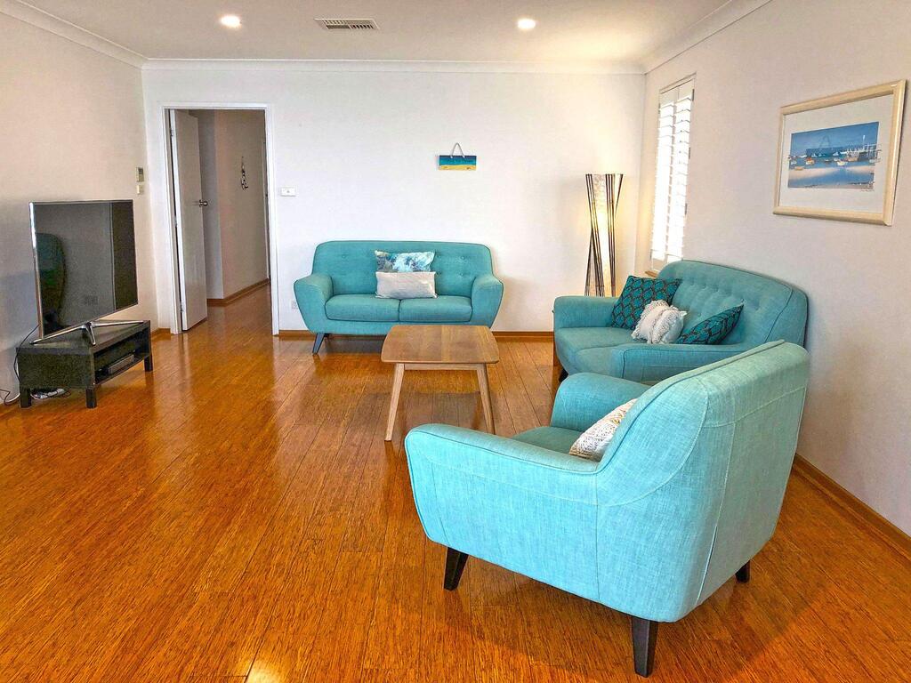 'Mooring Two Upstairs', 23 Shoal Bay Rd - Stunning Views, WIFI, Air Conditioning And Boat Parking - thumb 3