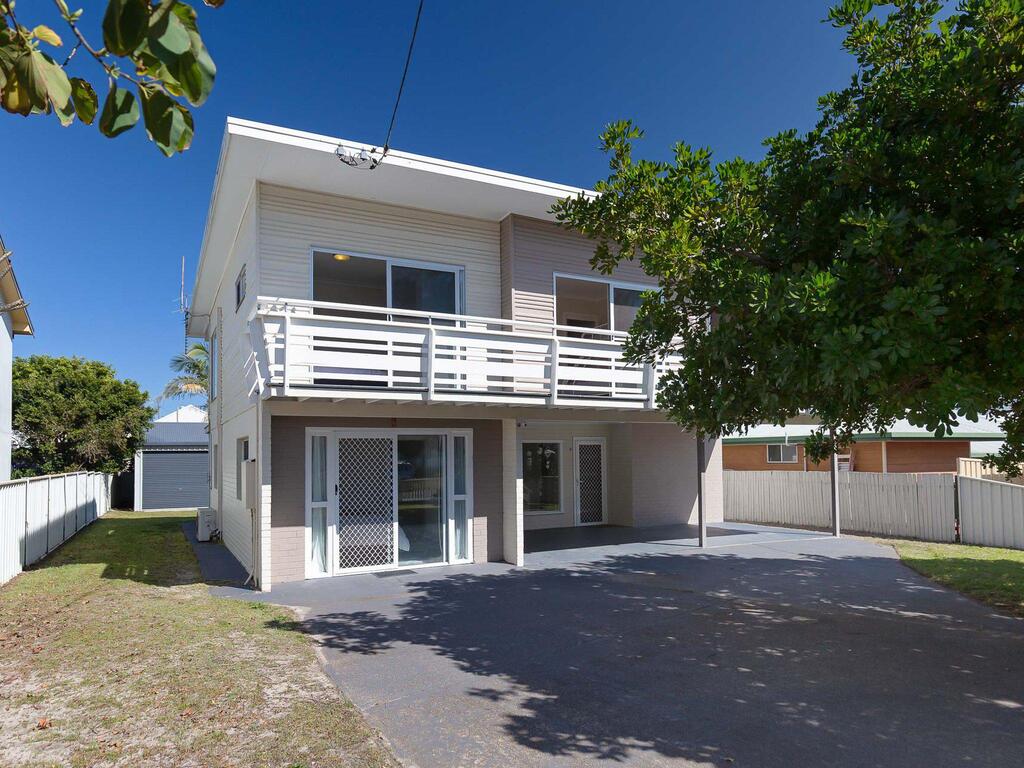 'SeaHaven' 2 Richardson Ave - Large home with Aircon Smart TV WIFI Netflix  Boat Parking - Accommodation Ballina