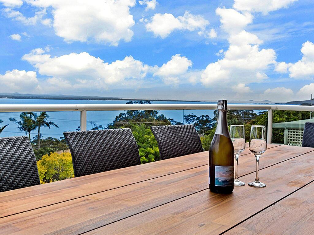 'The Bay', 25 Wallawa Rd - Huge Home With Aircon, Spectacular Views & Chromecast - thumb 1
