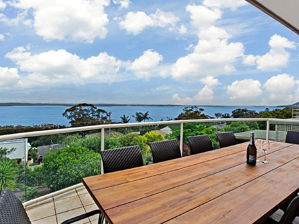 'The Bay' 25 Wallawa Rd - huge home with aircon spectacular views  chromecast - Accommodation BNB