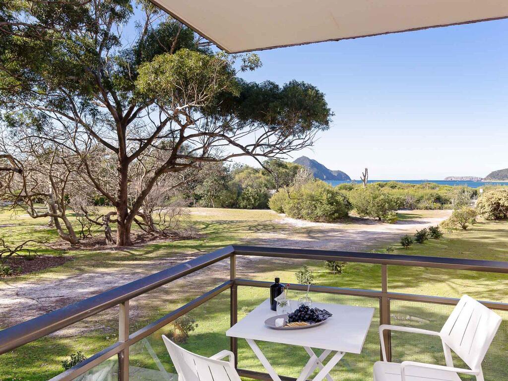 1 'Intrepid' 3 Intrepid Close - Amazing views of Shoal Bay only 100m from the Beach - Accommodation Adelaide