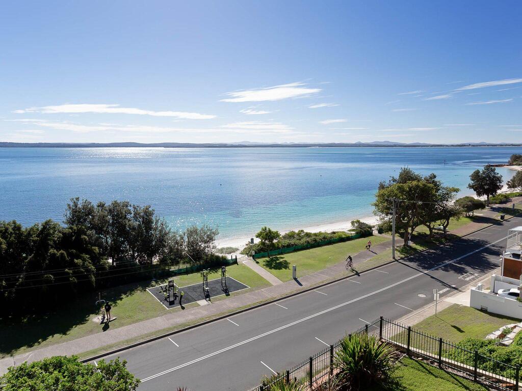 1 'Kiah', 53 Victoria Parade - Stunning Views, Wifi, Aircon, Just Across The Road To The Water - Accommodation Nelson Bay 2