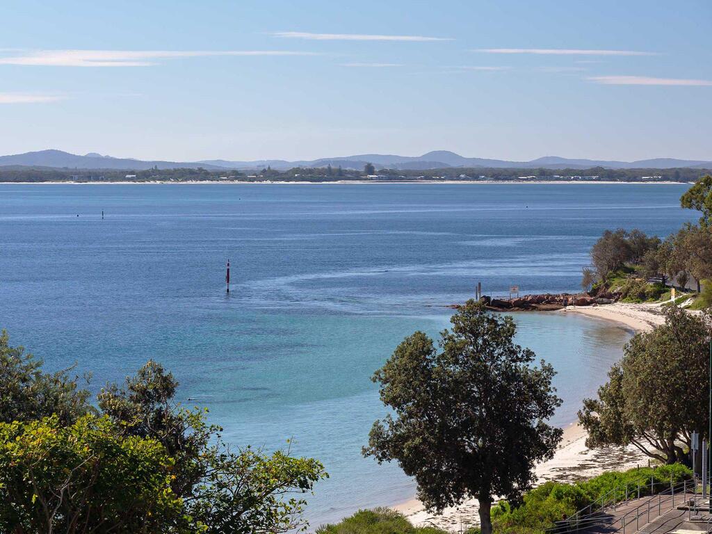 1 'Kiah', 53 Victoria Parade - Stunning Views, Wifi, Aircon, Just Across The Road To The Water - Accommodation Nelson Bay 3