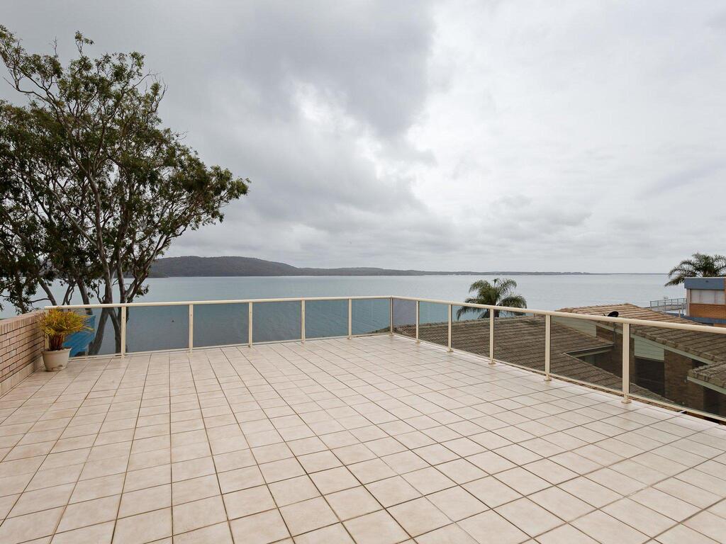 1 'Kooringal' 105 Soldiers Point Road - waterfront unit wth aircon - Accommodation Ballina