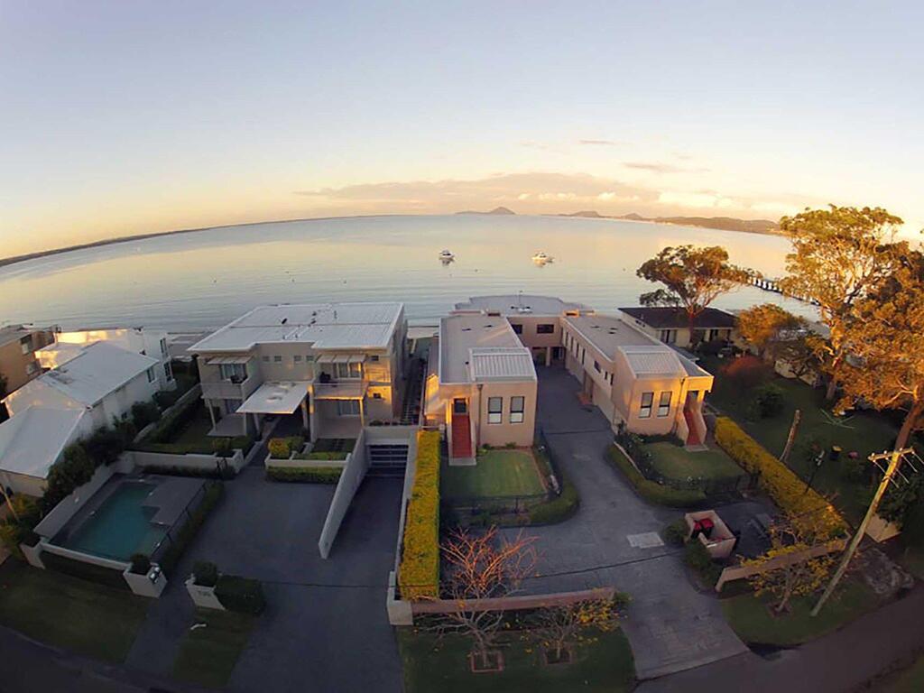1 'Seaside Splendour' 137 Soldiers Point Road - beautiful unit on the waterfront - Accommodation BNB