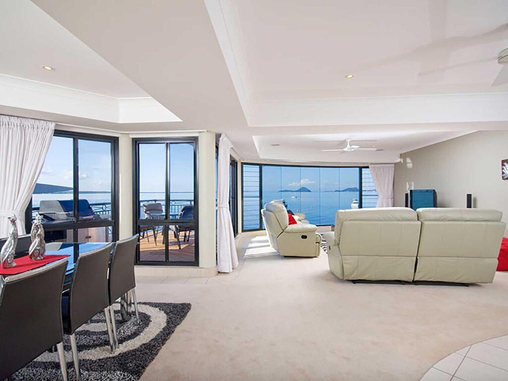 1 'Seaside Splendour' 137 Soldiers Point Road - Beautiful Unit On The Waterfront - Accommodation ACT 1