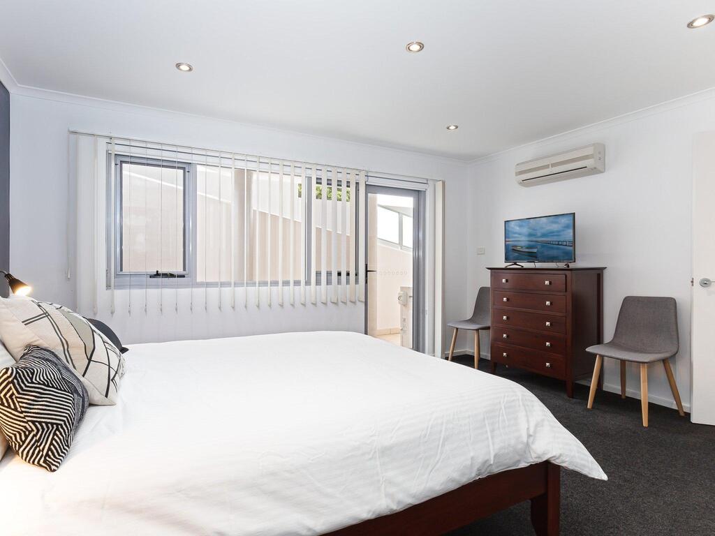 1 'Seaview', 9 Church Street - Huge Air Conditioned Unit With Lift & WIFI - Accommodation ACT 1