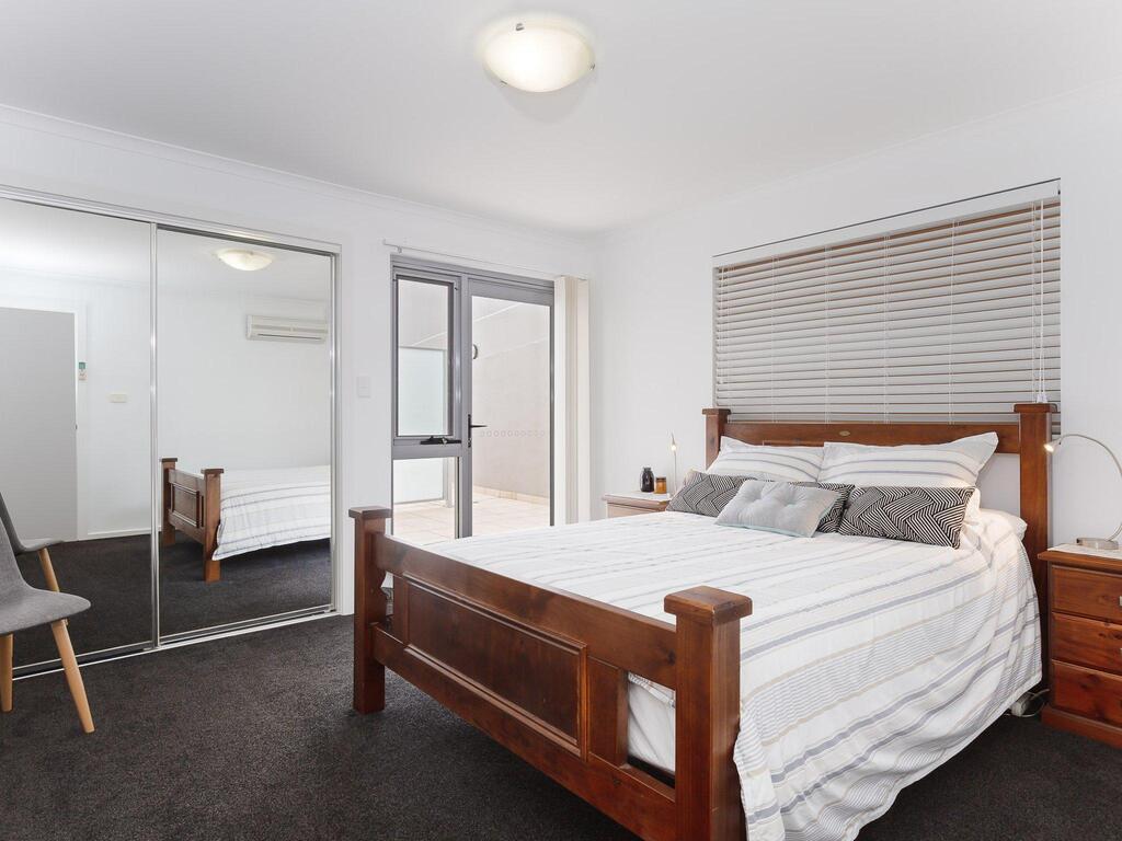 1 'Seaview', 9 Church Street - Huge Air Conditioned Unit With Lift & WIFI - thumb 3