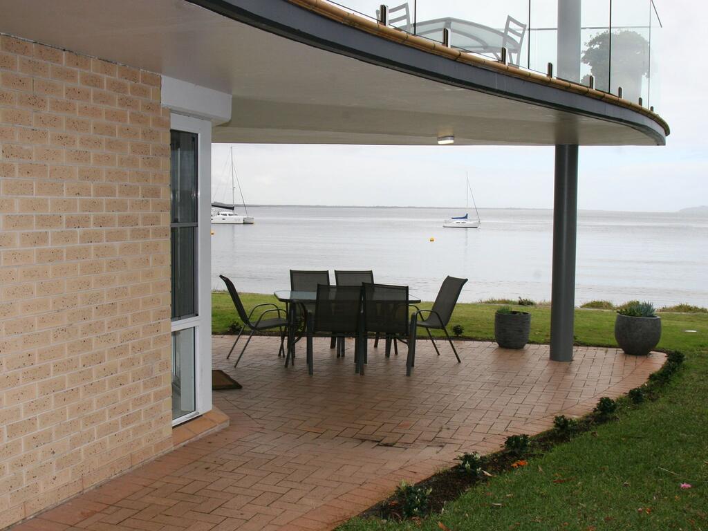 1 'The Clippers' 131 Soldiers Point Road - fabulous waterfront unit - Accommodation Ballina
