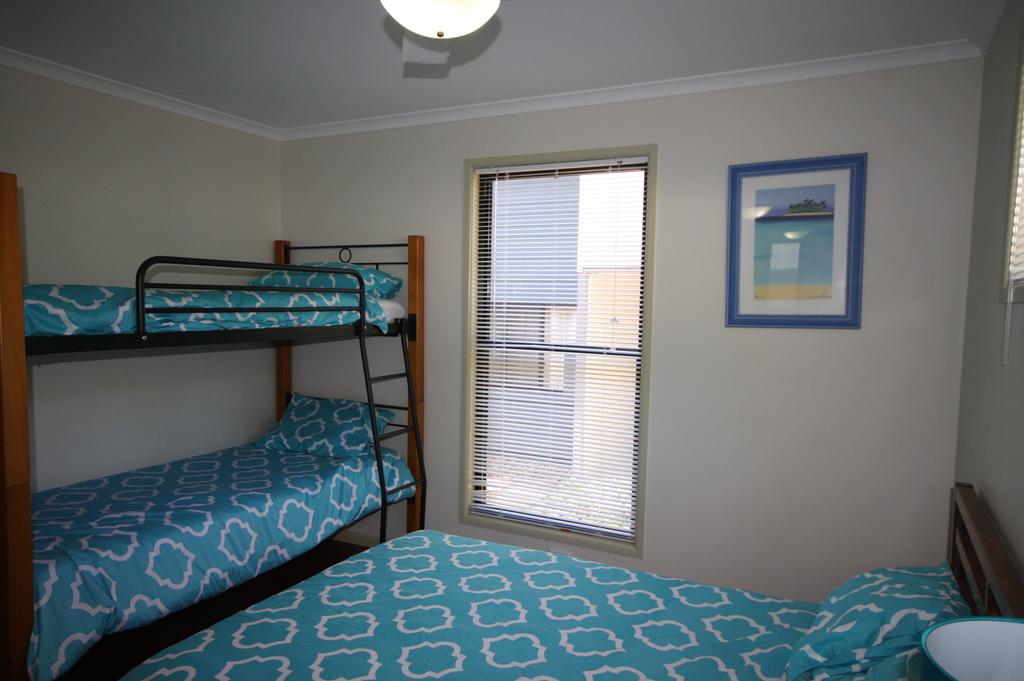 1 Naiad Court - Lowset family home with swimming pool and covered deck. Pet friendly - Accommodation Adelaide