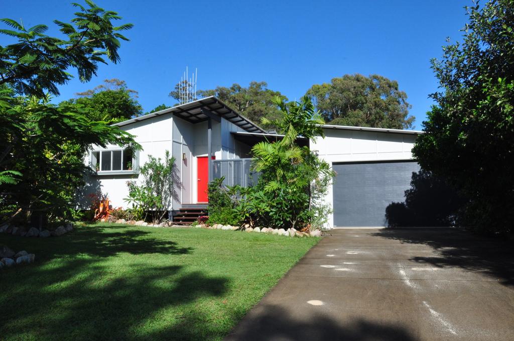 10 Double Island Drive - Modern family home centrally located swimming pool  outdoor area - QLD Tourism