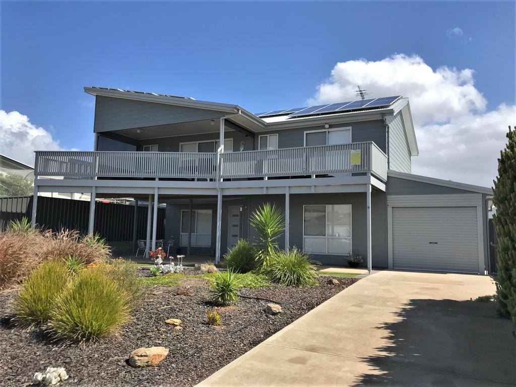 10 Hobart Road - Accommodation Airlie Beach