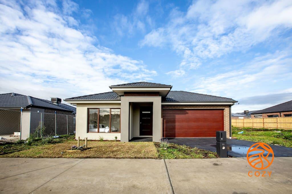 109, Cozy Cranbourne Family House, 5Bed2Bath2Parking - thumb 2