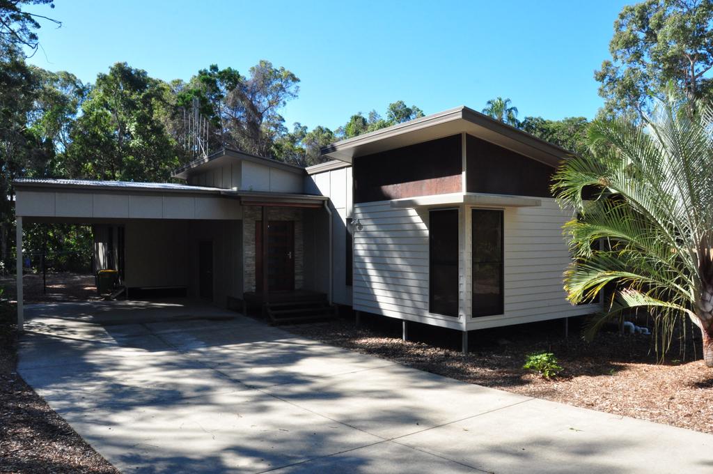 12 Satinwood Drive - Family Home With Swimming Pool Located In Natural Bushland And Close To Beach - thumb 0