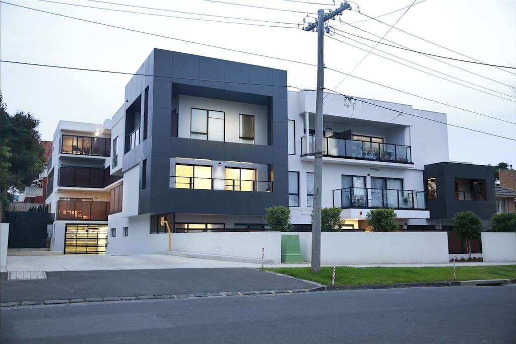 136, Light-filled Homely Box Hill Apt, 2Bed2BathFreeParking - Accommodation ACT 0