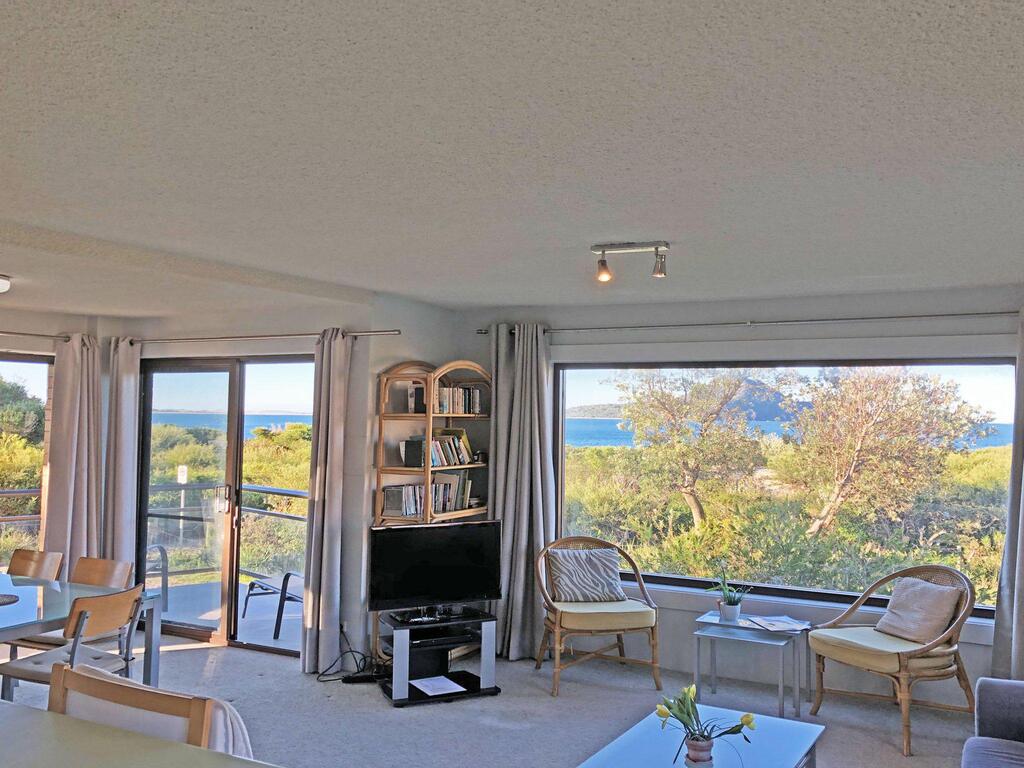 14 'Intrepid', 3 Intrepid Close - Unlimited Magnificent Water Views - Accommodation Nelson Bay 3