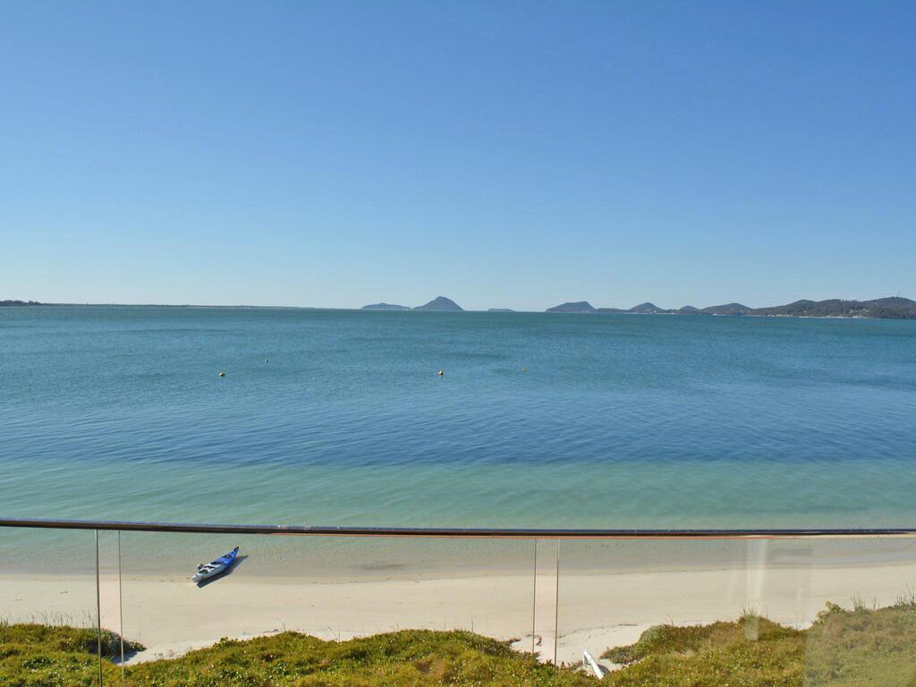 15 'Harbourside' 3-7 Soldiers Point Road - right on the waterfront - Accommodation BNB