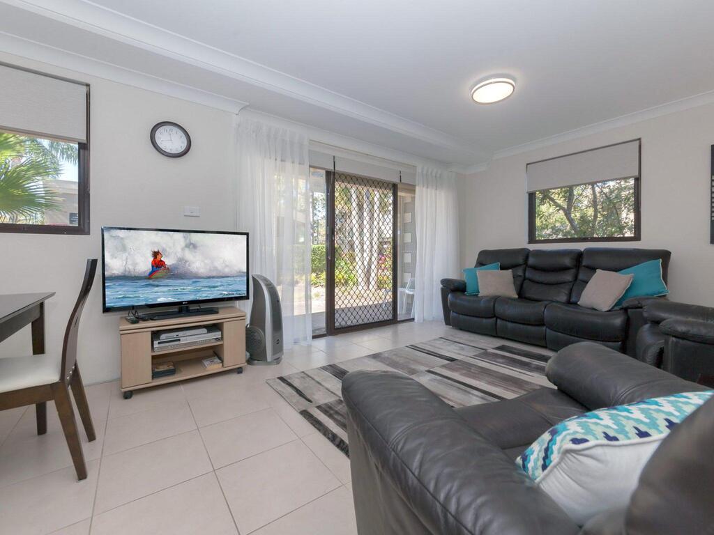 16 'Carindale' 19-23 Dowling St - Ground Floor, Foxtel, Pool And Tennis Court - Accommodation ACT 0