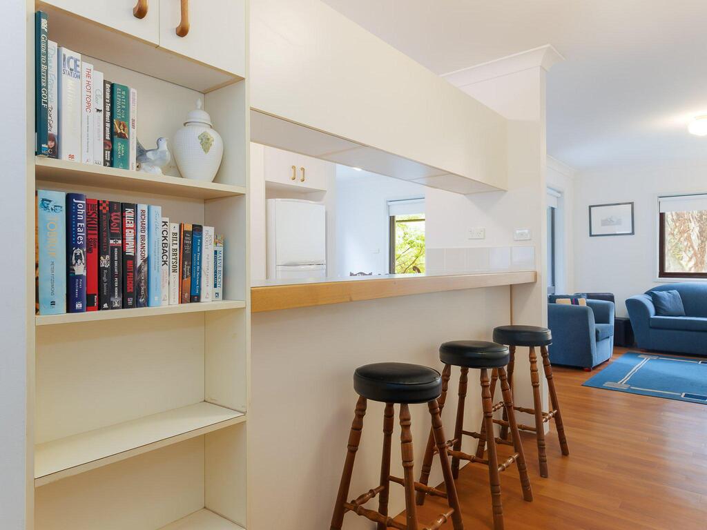 2 'Carindale', 19-23 Dowling Street - Pool, Tennis Court, Close To Town - Accommodation ACT 1