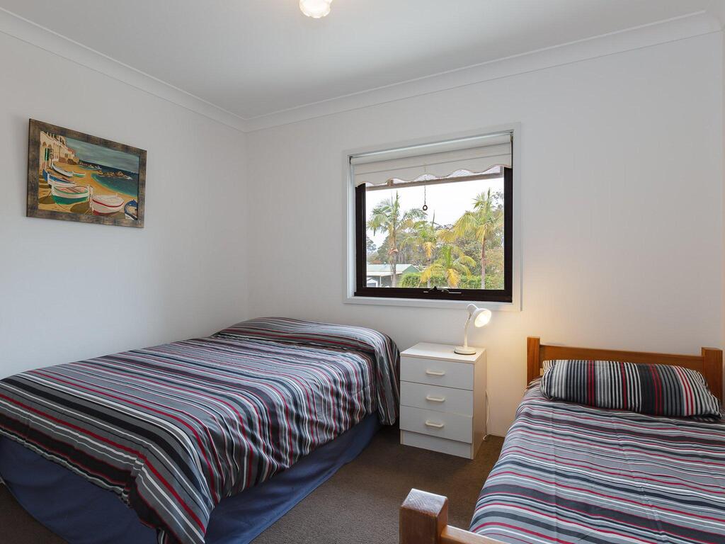 2 'Carindale', 19-23 Dowling Street - Pool, Tennis Court, Close To Town - thumb 2