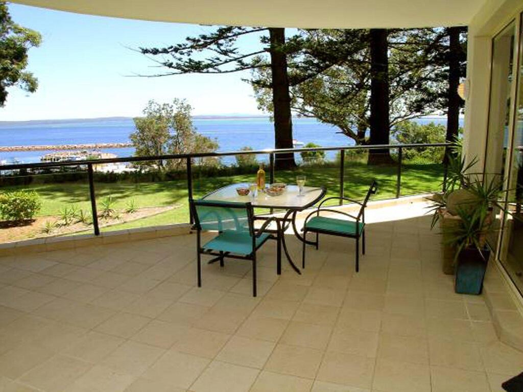 2 'Magnus Pines' 52-56 Magnus Street - Stunning Unit With Aircon, Water Views & Foxtel - Accommodation ACT 3