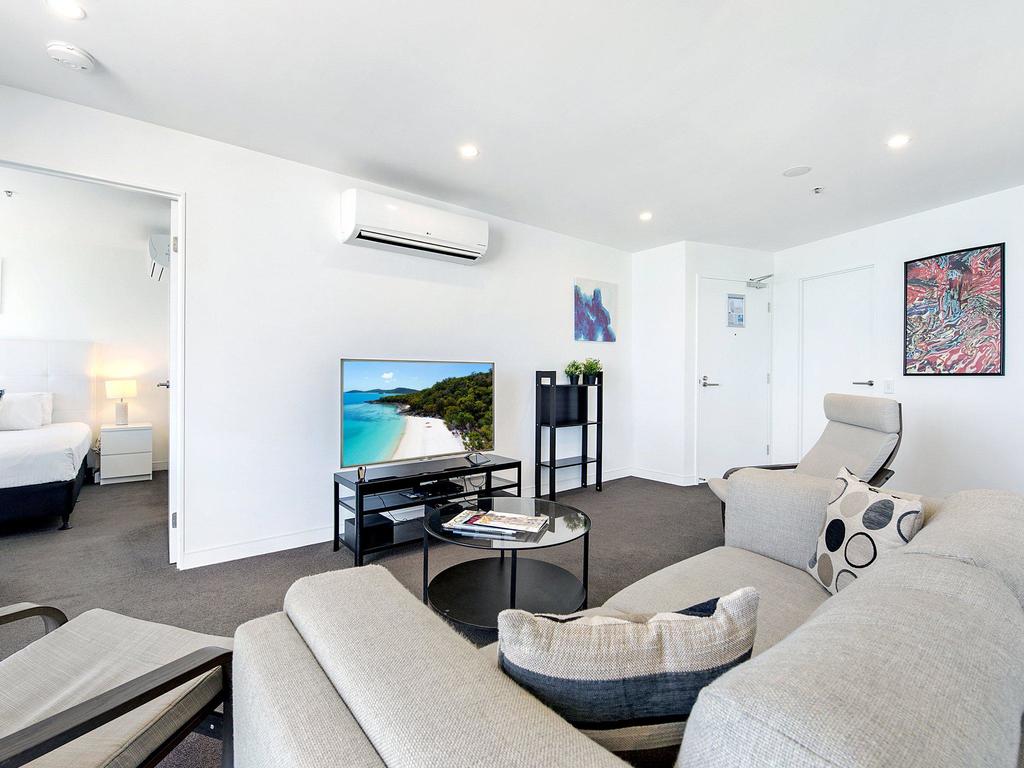 2 Bedroom Ocean View Apartment In Surfers Paradise - Accommodation ACT 1