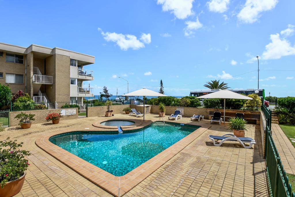 2 Bedroom Top Floor Unit - Ocean Views And Pool - Accommodation ACT 3