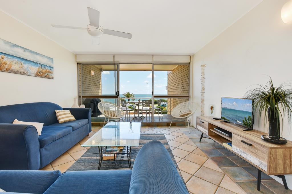 2 Bedroom Top Floor Unit - Ocean Views and Pool - Accommodation Adelaide