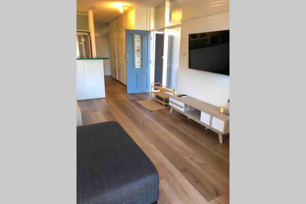 2 Bedroom, SHORT Walk To CBD,BEACH And DARBY ST - Newcastle Accommodation 3