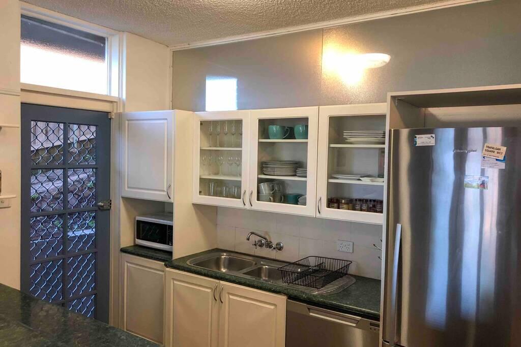 2 Bedroom, SHORT Walk To CBD,BEACH And DARBY ST - Accommodation ACT 2