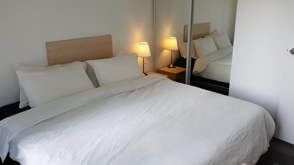2 Bedrooms CBD FREE Tram Apartment Melb Central, China Town, Queen Victoria Market, Melbourne University, RMIT, Etc - thumb 1