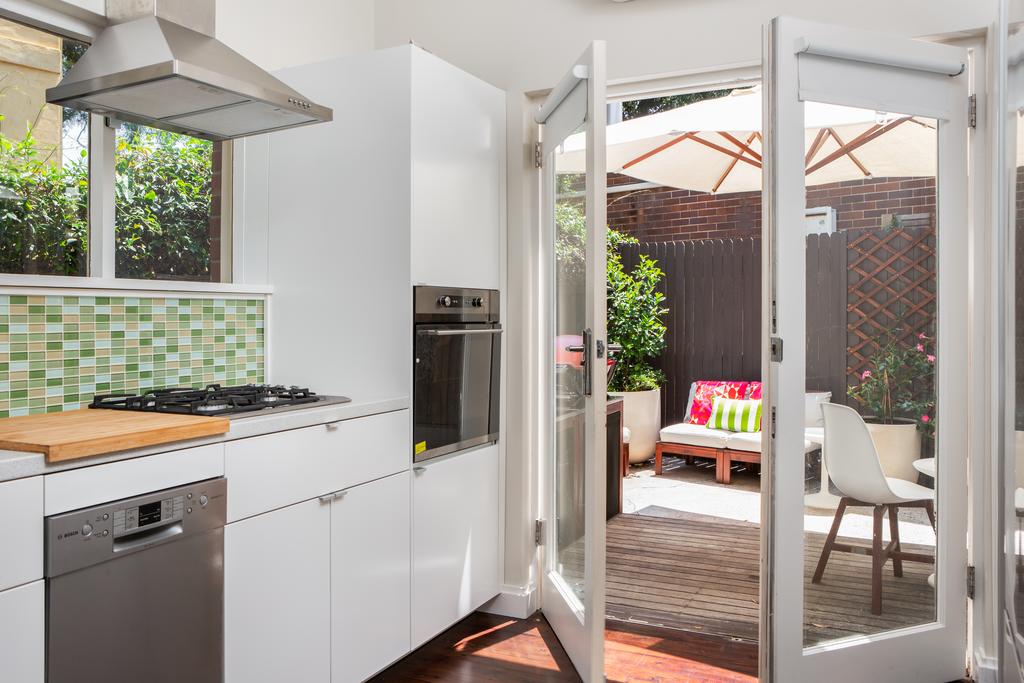 2-Bed Balmain Retreat With Outdoor Patio - Accommodation BNB 3