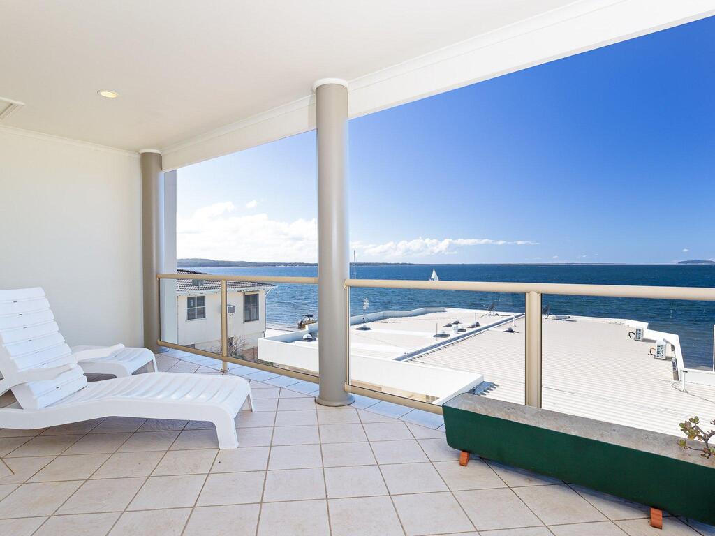 2/141A Soldiers Point Road - large waterfront duplex across from the bowling club - New South Wales Tourism 