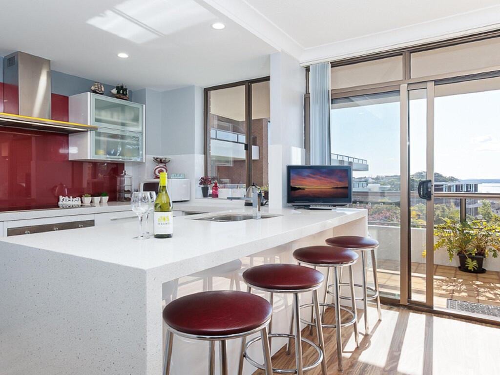 23 'The Commodore' 9-11 Donald Street - Delightful Unit With Gorgeous Water Views - thumb 3