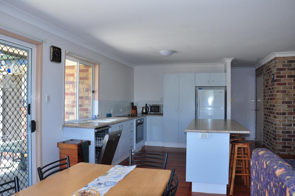 23 Carlo Road - Lowset Family Home Within Walking Distance To The Shopping Centre. Pet Friendly - Accommodation ACT 1