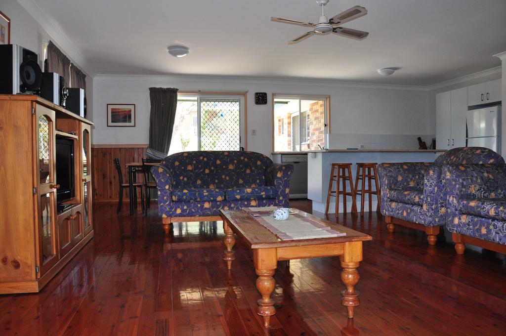 23 Carlo Road - Lowset Family Home Within Walking Distance To The Shopping Centre. Pet Friendly - thumb 0