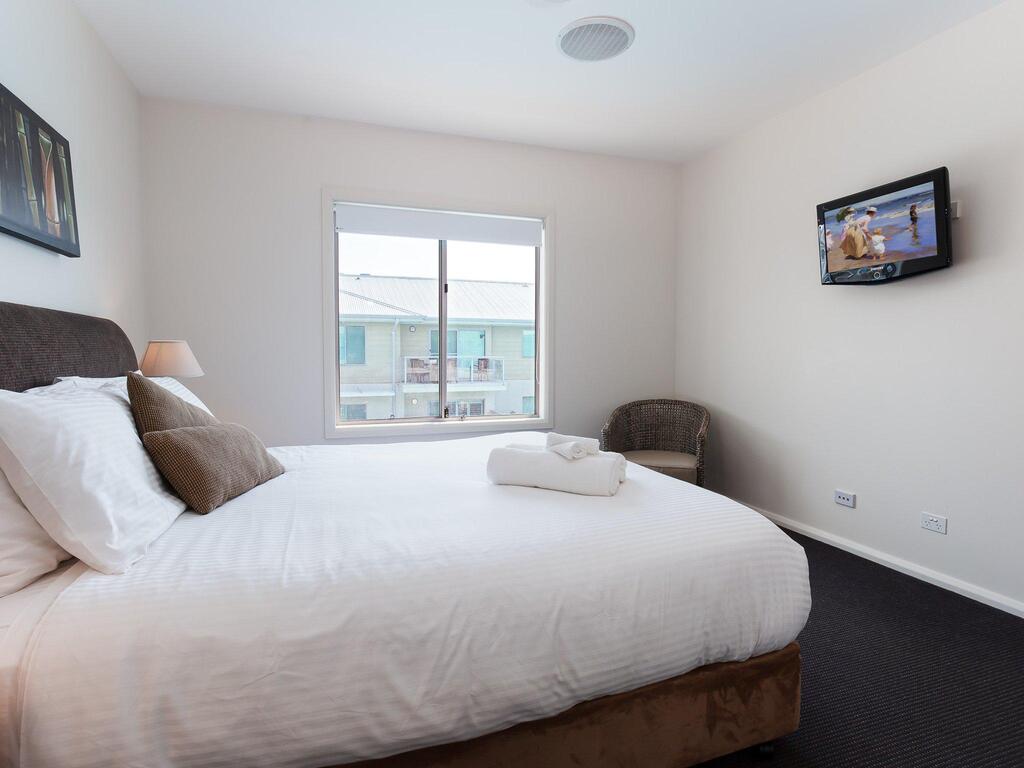 245 'Pacific Blue', 265 Sandy Point Rd - Air Conditioned Unit With Resort Facilities And Linen Supplied - thumb 2