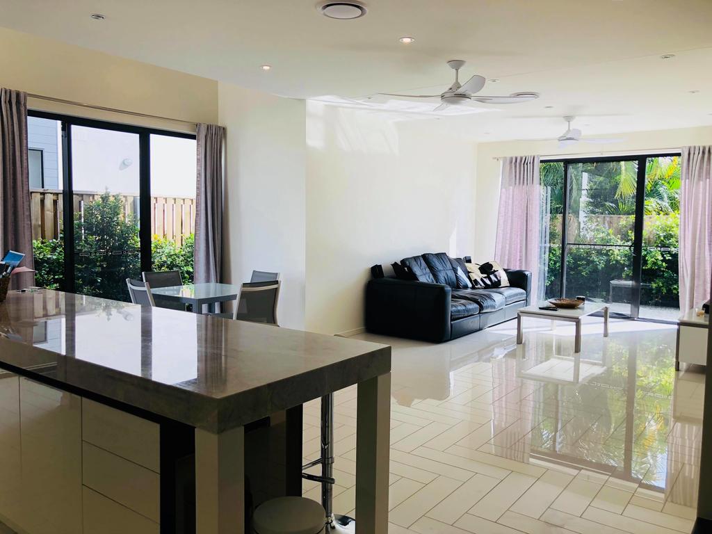 3 Bedroom Executive Luxury Beachside Townhouse - Accommodation in Surfers Paradise