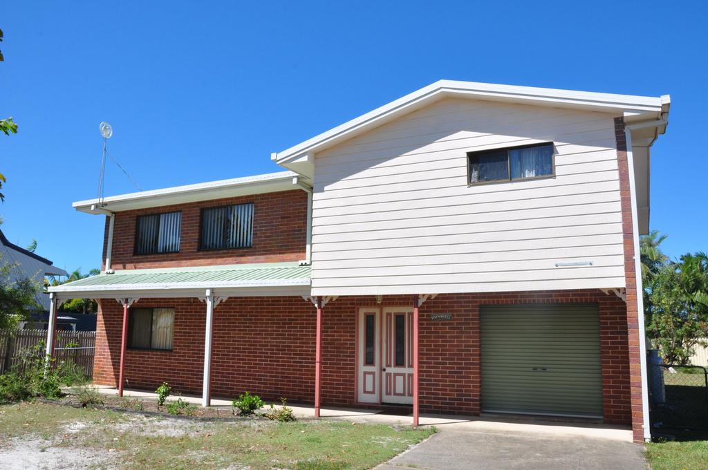 31 Bombala Crescent - Two Storey Home With Covered Outdoor Deck, Fully Fenced Backyard. Pet Friendly - thumb 3