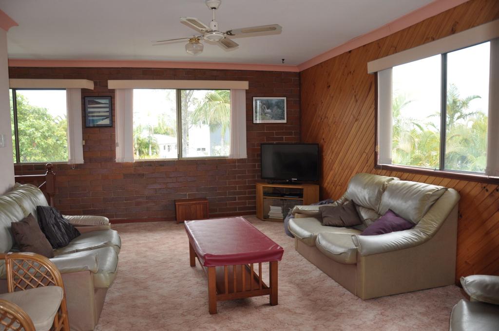 31 Bombala Crescent - Two Storey Home With Covered Outdoor Deck, Fully Fenced Backyard. Pet Friendly - Accommodation ACT 2