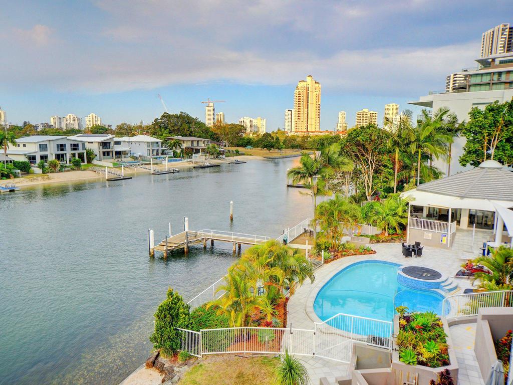 3br Broadbeach Lakefront Apartment - Accommodation ACT 1